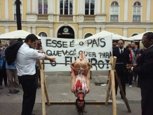 Artistas nas ruas de Porto Alegre denunciam práticas de tortura defendidas por Bolsonaro