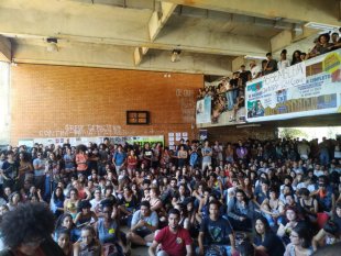 RIDÍCULO: DCE da UNB atropela deliberação de assembleia e propõe vaquinha para enfrentar cortes