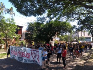 Escolas em greve fazem ato na Zona Sul de Porto Alegre