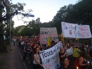 Professores e servidores em greves contra ataques do Leite fazem ato em Porto Alegre