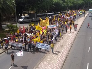 Milhares de professores saem às ruas em Porto Alegre contra os ataques de Leite