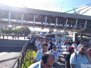 Rodoviários marcham em Porto Alegre contra a extinção dos cobradores