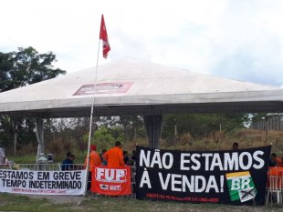 Contra demissões e a privatização da Petrobras, petroleiros fazem primeiro dia de greve