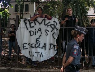 Diretores de oposição da APEOESP reivindicam reunião de representantes de escola em frente a E.E. Fernão Dias