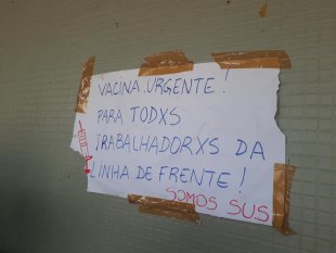 Trabalhadores da saúde realizam ato por direito a vacinação, em Porto Alegre