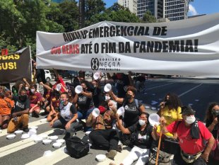 Ato em São Paulo pede vacina para todos e auxílio de 600 reais