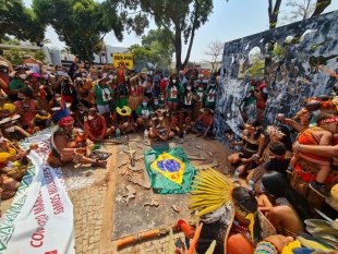 Mulheres indígenas fazem emocionante homenagem a Galdino Pataxó, assassinado em Brasília