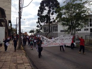 Secundaristas em Caxias protestam contra a precarização da educação 