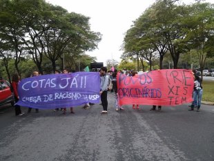Ato por cotas reúne centenas em meio à greve da USP