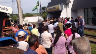 Clientes e usuários do BB fazem protesto contra reestruturação da única agência de cidade do interior do Paraná