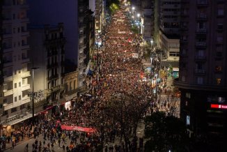 Multitudinária marcha no Uruguai: "milicos nunca mais"