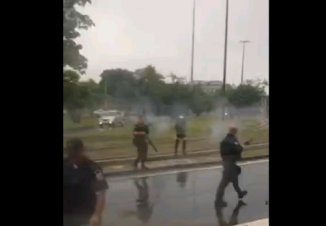 RJ: Polícia reprime manifestação no aeroporto Santos Dumont, e deixa dois feridos a bala de borracha
