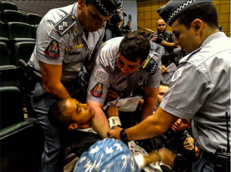 Polícia reprime secundaristas na ALESP