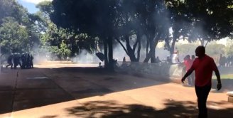 Polícia Militar reprime com bombas manifestação de estudantes da UnB