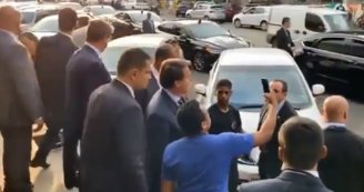 Bolsonaro é vaiado e chamado de assassino enquanto visita padaria em campanha negacionista