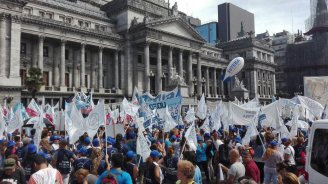 Massiva mobilização de docentes até o Ministério de Educação argentino 