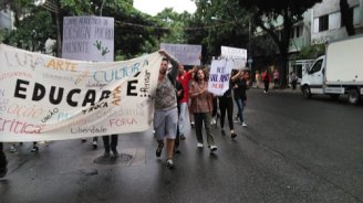 Concentração dos estudantes da PUC-Rio no ato contra os cortes e a reforma da previdência