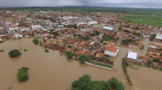 Abandonados pelo governo, 100 famílias tem casas inundadas por barragem na BA
