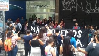 Bolsonaro proíbe greve do telemarketing, mas ele mesmo desrespeita a quarentena