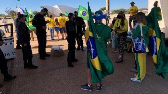 Reacionário Weintraub comparece a minúsculo ato bolsonarista em Brasília