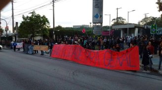 Centenas de trabalhadores e estudantes fecham os três portões da USP em defesa da educação