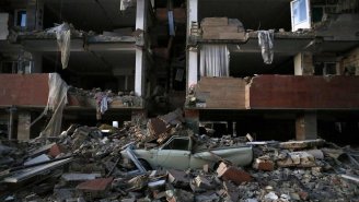 Já são mais de 330 mortos em terremoto na fronteira entre Irã e Iraque 