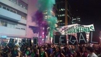 Atos pelo direito ao aborto ocorrem em diversas cidades do Brasil