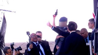 Absurdo: Bolsonaro tira foto junto a criança fardada de PM com réplica de arma na mão