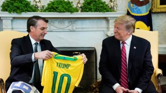 Bolsonaro novamente se curva a Trump em sua absurda minimização do coronavírus