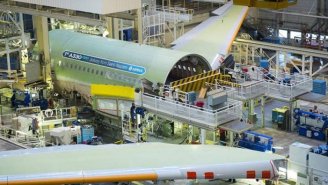 França: vários sindicatos exigem fechamento do que não for essencial em fábricas de aeronaves