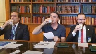 Bolsonaro bebe copo de leite em lives, imitando racismo da extrema-direita americana