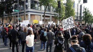 Manifestantes fazem policiais deixarem delegacia em Seattle 