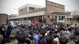 Deputados de Buenos Aires visitam a fábrica ocupada ex-Donnelley por projeto de expropriação