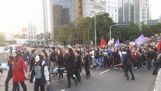 Ato contra a repressão aos secundaristas reúne cerca de 300 pessoas em Porto Alegre