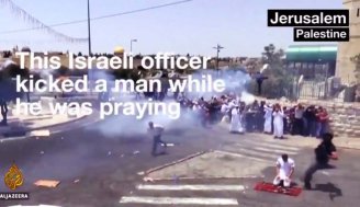 [VÍDEO] Soldado israelense chuta palestino que estava rezando
