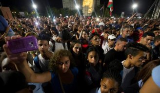 Uma multidão lotou a Praça da Revolução em Havana