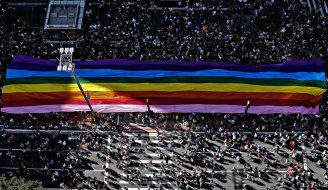 Milhões de pessoas ocupam a Paulista contra a LGBTfobia e pelo Estado Laico