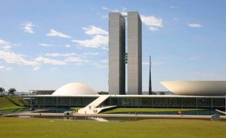 Senadores, 28 deles comprados pela JBS, discutem reforma trabalhista na véspera do #OcupaBrasília