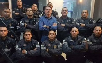 Bolsonaro dá aumento para sua base de policiais no DF, enquanto quer cortar para R$ 200 auxílio emergencial