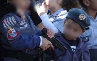 Crianças desfilam fardadas e armadas com réplicas no 9 de julho em SP