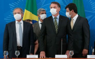 Enquanto cientistas estudam combate ao Covid-19, Bolsonaro prepara corte das bolsas Capes