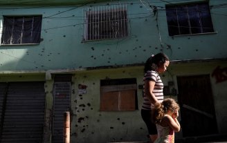 Guerra ao tráfico mata população dos morros e leva moradores a fortificar casas no Rio