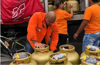 Ação de grevistas de venda de gás a preço justo rompe cerco da mídia em Araucária-PR