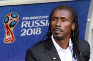 Único negro, Aliou Cissé tem o menor salário entre técnicos da Copa