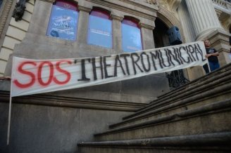 Servidores do Teatro Municipal no Rio com salários atrasados realizam ato contra desmonte