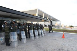 Em Brasília, 3 mil policiais impedem acesso ao Congresso e até mesmo porte de bandeiras