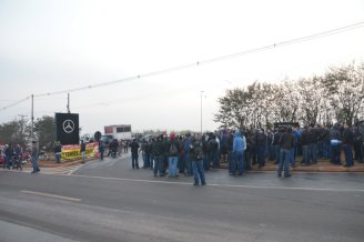Trabalhadores em greve há dez dias em fábrica da Mercedes-Benz