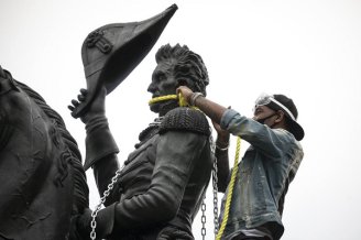 Polícia reprime manifestantes que tentaram derrubar estátua de ex-presidente no EUA