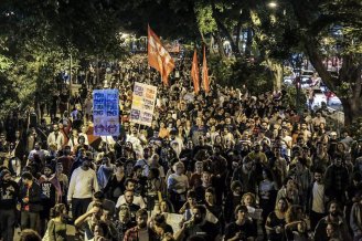 Muito mais que 40, dezenas de milhares tomam às ruas contra o golpe!
