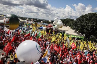 Começam a chegar os ônibus de todo o país para ocupar Brasília contra Temer e as reformas